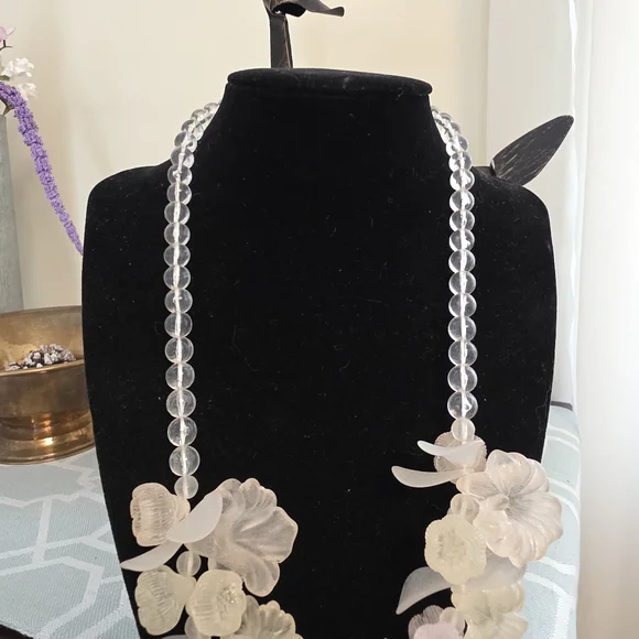 Vintage 925 Lucite Floral Statement Necklace in Frosted White Pale Pastels - Picture 10 of 13
